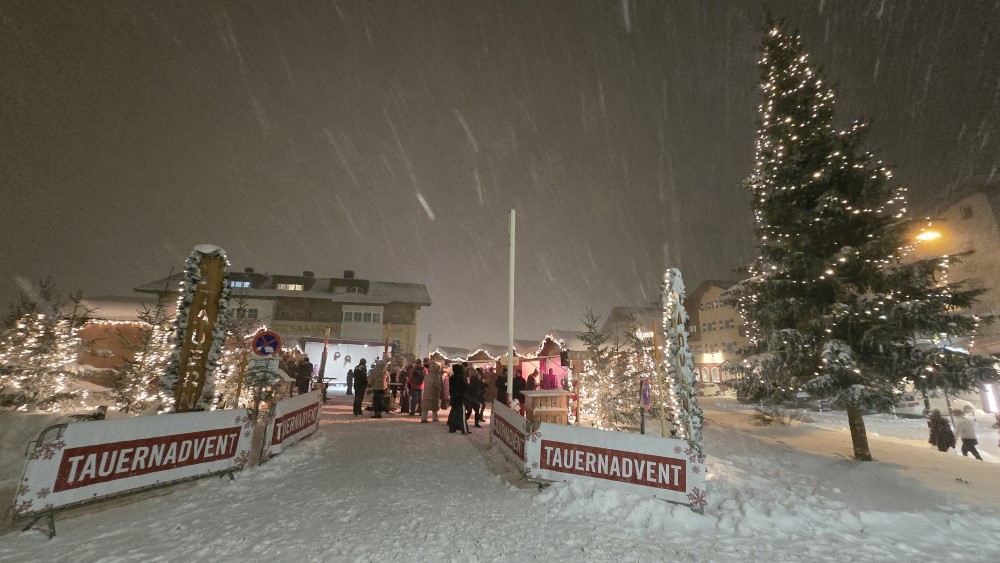 Kerstmarkt met verse sneeuw.